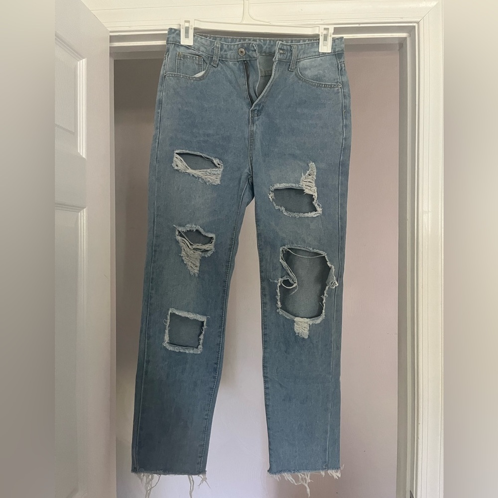 Denim distressed cute jeans!‎
